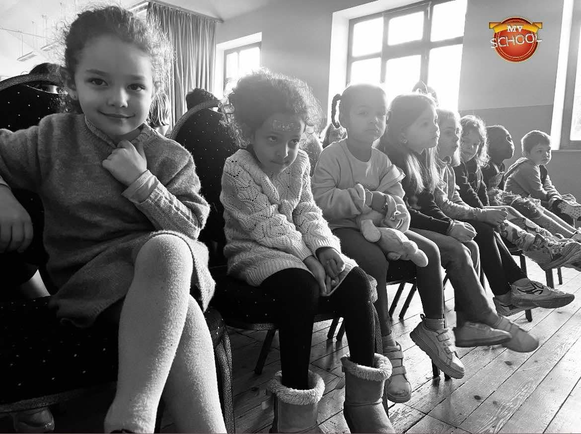 Enfants assis sagement, pr&ecirc;ts pour le spectacle